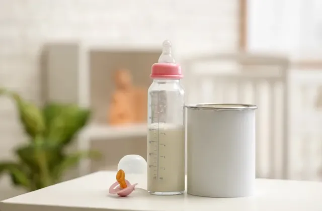 Toxiny v kojeneckém mléku: Veterináři vyřadili z trhu desítky šarží, rodiče nabádají k důkladné kontrole zásob