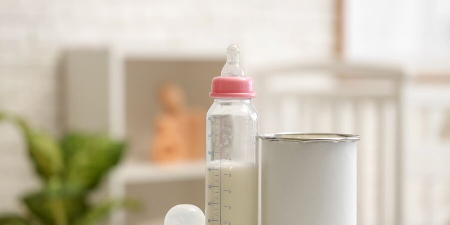 Toxiny v kojeneckém mléku: Veterináři vyřadili z trhu desítky šarží, rodiče nabádají k důkladné kontrole zásob