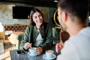 Proč špičkové kavárny používají silný hudební doprovod? I jak zvuky ovlivňují chuť kávy?