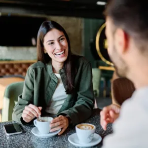 Proč špičkové kavárny používají silný hudební doprovod? I jak zvuky ovlivňují chuť kávy?