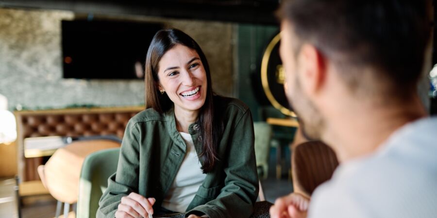 Proč špičkové kavárny používají silný hudební doprovod? I jak zvuky ovlivňují chuť kávy?