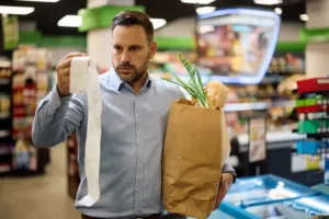 Nové unijní obaly mohou zdražit i obyčejný nákup: Potravináři varují, že účet nakonec dostane spotřebitel