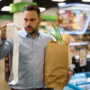 Nové unijní obaly mohou zdražit i obyčejný nákup: Potravináři varují, že účet nakonec dostane spotřebitel