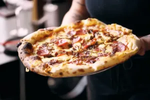 Mistrovská domácí pizza: S těmito prověřenými triky ji konečně přestanete objednávat zvenčí