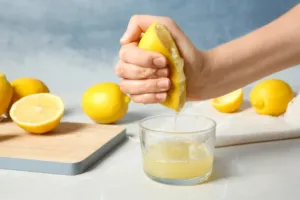 Citronka z plastové lahvičky šetří čas, ale citron nenahradí. Kdy se hodí a kdy jídlu vezme svěžest?