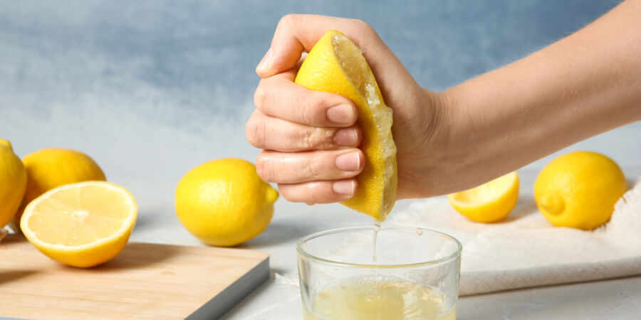 Citronka z plastové lahvičky šetří čas, ale citron nenahradí. Kdy se hodí a kdy jídlu vezme svěžest?