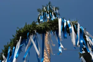 Prvomájové veselí za první republiky: Éra poctivých uzenin, sousedských setkání a rozkvetlých zahrad