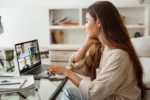 Celosvětově uznávaný psycholog varuje před home office. Proč u jídelního stolu nesmíte nikdy otevřít notebook a kdy hrozí kolaps?