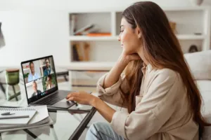 Celosvětově uznávaný psycholog varuje před home office. Proč u jídelního stolu nesmíte nikdy otevřít notebook a kdy hrozí kolaps?