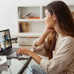 Celosvětově uznávaný psycholog varuje před home office. Proč u jídelního stolu nesmíte nikdy otevřít notebook a kdy hrozí kolaps?