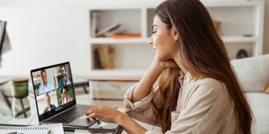 Celosvětově uznávaný psycholog varuje před home office. Proč u jídelního stolu nesmíte nikdy otevřít notebook a kdy hrozí kolaps?