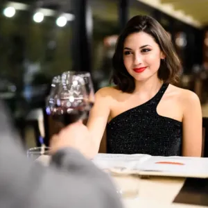 Kabelka na zemi a mobil u talíře odhalí hosta rychleji než objednávka: Restaurace má svá pravidla i dnes