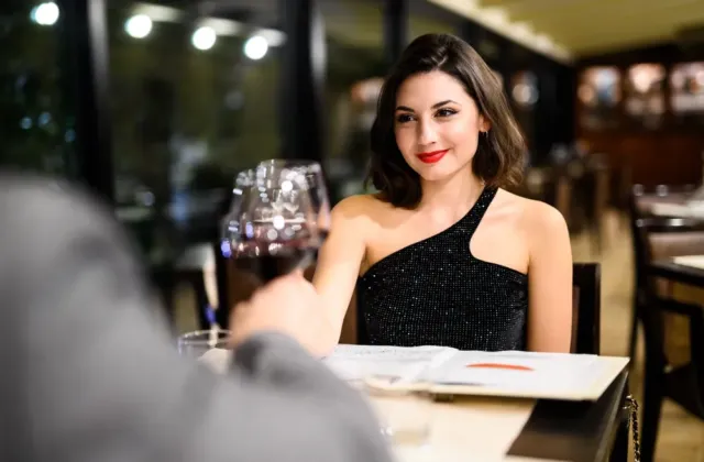 Kabelka na zemi a mobil u talíře odhalí hosta rychleji než objednávka: Restaurace má svá pravidla i dnes