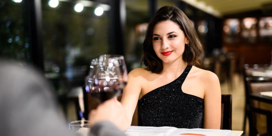 Kabelka na zemi a mobil u talíře odhalí hosta rychleji než objednávka: Restaurace má svá pravidla i dnes