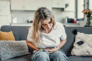 Bolí vás žaludek, pálí žáha nebo se po jídle cítíte jako před výbuchem? Psychosomatika vysvětluje, proč trávení reaguje i na stres a potlačené emoce