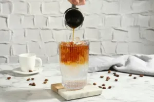 Kávová revoluce 2026: Naučte se doma drinky, které vládnou českým kavárnám