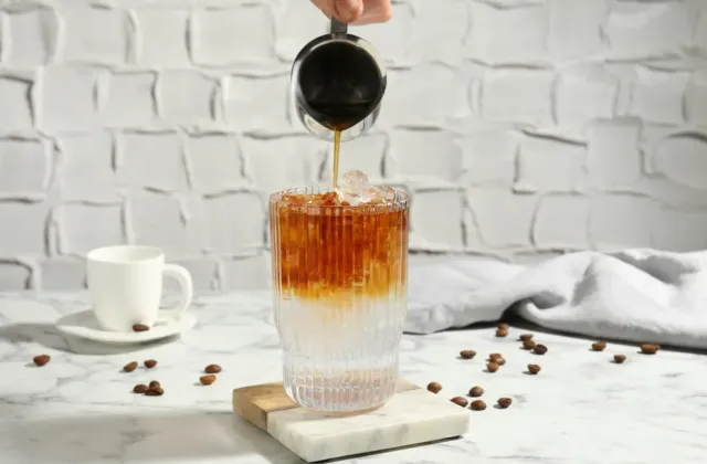 Kávová revoluce 2026: Naučte se doma drinky, které vládnou českým kavárnám