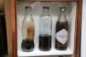 Coca-Cole je 140 let: Původně vznikla jako lékárenský pokus proti závislosti na morfinu, dnes se pije v 220 zemích světa
