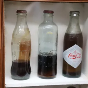 Coca-Cole je 140 let: Původně vznikla jako lékárenský pokus proti závislosti na morfinu, dnes se pije v 220 zemích světa