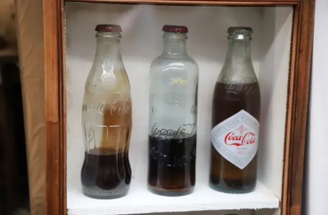 Coca-Cole je 140 let: Původně vznikla jako lékárenský pokus proti závislosti na morfinu, dnes se pije v 220 zemích světa