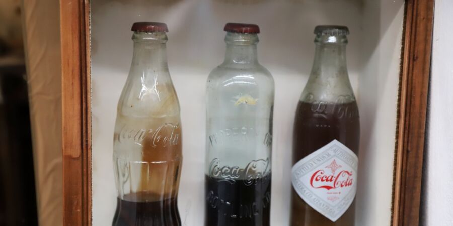 Coca-Cole je 140 let: Původně vznikla jako lékárenský pokus proti závislosti na morfinu, dnes se pije v 220 zemích světa