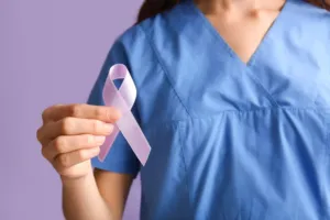 Je Světový den rakoviny vaječníků: Takzvaný syndrom malé sukně může varovat