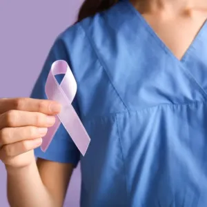 Je Světový den rakoviny vaječníků: Takzvaný syndrom malé sukně může varovat