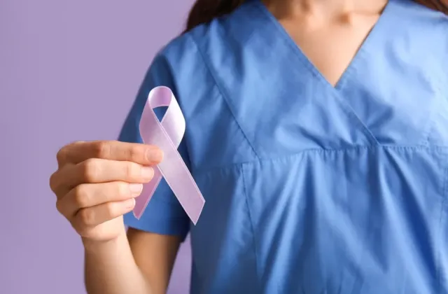 Je Světový den rakoviny vaječníků: Takzvaný syndrom malé sukně může varovat