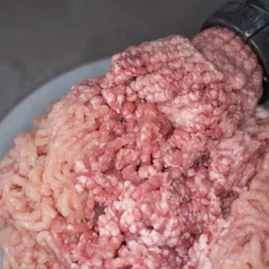 Salmonela v polském vepřovém: Nebezpečné maso z Albertu mohou mít Češi stále v mrazáku