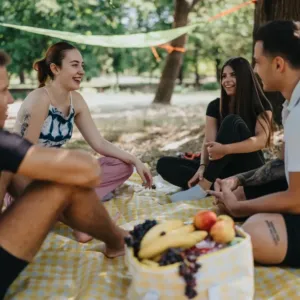 Piknik vás může stát zdraví i tisíce korun: Stačí špatně uložený salát, gril u lesa nebo deka na zakázaném místě