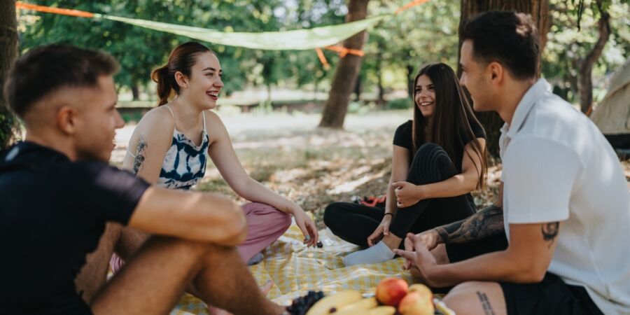 Piknik vás může stát zdraví i tisíce korun: Stačí špatně uložený salát, gril u lesa nebo deka na zakázaném místě