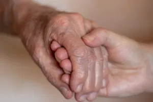 Osamělost zažívá každý šestý člověk na světě: Neohrožuje jen psychiku, ale i srdce, cévy a mozek