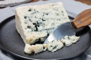 Král musel chránit sýr před podvodníky: Roquefort vděčí za svou slávu dekretu Karla VI. z roku 1411