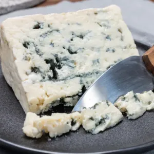 Král musel chránit sýr před podvodníky: Roquefort vděčí za svou slávu dekretu Karla VI. z roku 1411