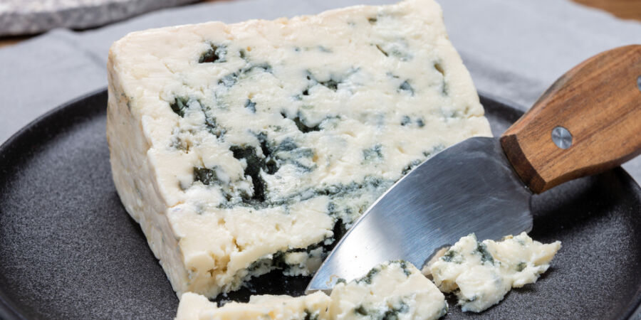 Král musel chránit sýr před podvodníky: Roquefort vděčí za svou slávu dekretu Karla VI. z roku 1411