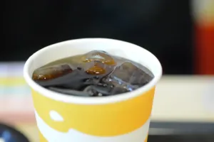 V horkých dnech má led v nápoji své jasné opodstatnění. Proč nám ho ale fastfoody servírují automaticky i po zbytek roku?