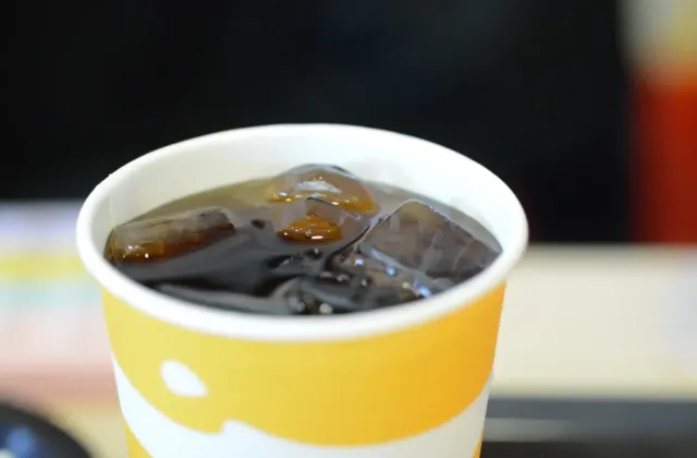 V horkých dnech má led v nápoji své jasné opodstatnění. Proč nám ho ale fastfoody servírují automaticky i po zbytek roku?