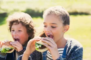 Zapomeňte na fastfood. V zahraničí frčí zážitková odměna za vysvědčení, která děti baví a dá jim víc než jen plný žaludek