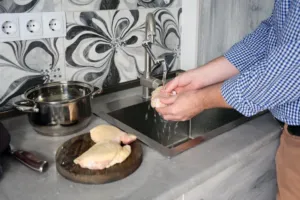 Omýváte kuřecí maso v domnění, že ho čistíte? Osudová chyba může roznést bakterie spojované s téměř 2 500 hospitalizacemi ročně