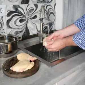 Omýváte kuřecí maso v domnění, že ho čistíte? Osudová chyba může roznést bakterie spojované s téměř 2 500 hospitalizacemi ročně