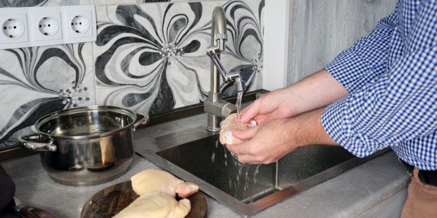 Omýváte kuřecí maso v domnění, že ho čistíte? Osudová chyba může roznést bakterie spojované s téměř 2 500 hospitalizacemi ročně