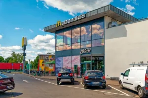 V německém McDonald’s jsem za menu dala skoro 390 korun. Téměř polovinu věcí u nás vůbec neseženete