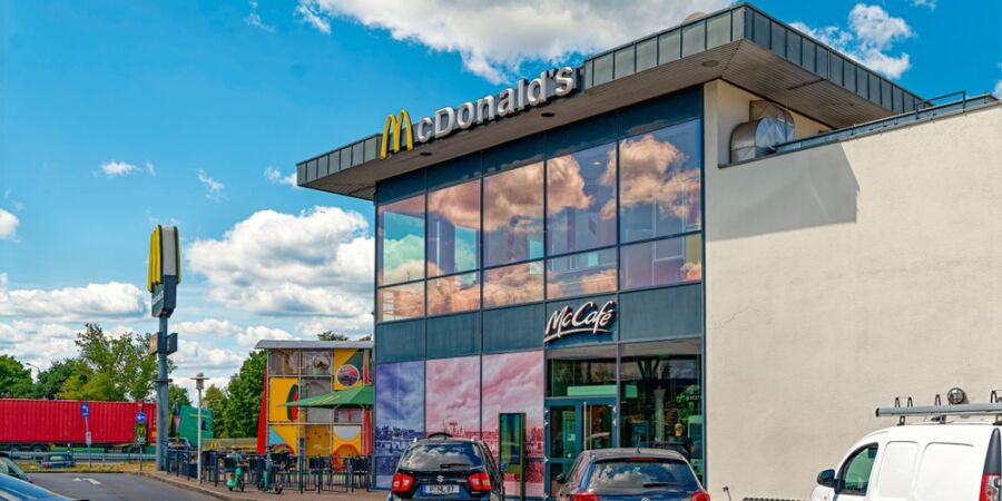 V německém McDonald’s jsem za menu dala skoro 390 korun. Téměř polovinu věcí u nás vůbec neseženete