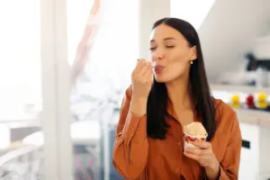 Zmrzlina při hubnutí do plavek? Zapomeňte na zákaz! Neurobiolog a expertka na výživu odhalili, které druhy vám dietu nerozhodí