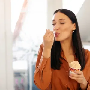 Zmrzlina při hubnutí do plavek? Zapomeňte na zákaz! Neurobiolog a expertka na výživu odhalili, které druhy vám dietu nerozhodí