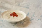Vyzkoušeli jsme opěvovaný výživový zázrak overnight oats: Chutí zklamal, našli jsme ale způsob, jak z namáčených vloček udělat snídani snů