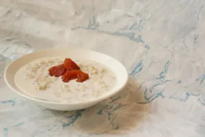 Vyzkoušeli jsme opěvovaný výživový zázrak overnight oats: Chutí zklamal, našli jsme ale způsob, jak z namáčených vloček udělat snídani snů