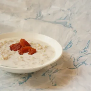 Vyzkoušeli jsme opěvovaný výživový zázrak overnight oats: Chutí zklamal, našli jsme ale způsob, jak z namáčených vloček udělat snídani snů
