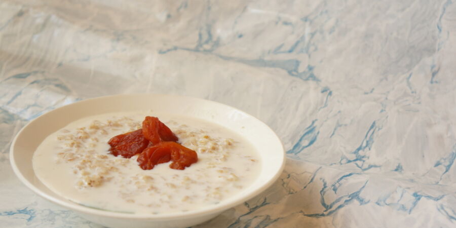Vyzkoušeli jsme opěvovaný výživový zázrak overnight oats: Chutí zklamal, našli jsme ale způsob, jak z namáčených vloček udělat snídani snů