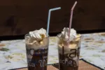 Novým kávovým hitem je banana latté. Krémový nápoj z Koreje připravíte doma za pár minut 